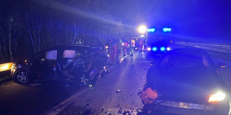 FW Bremerhaven: Verkehrsunfall auf der BAB 27 mit vielen Verletzten - Foto: presseportal.de