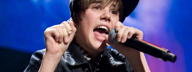 Justin Bieber singt 2009 im Madison Square Garden. - Foto: Jason Szenes/epa/dpa
