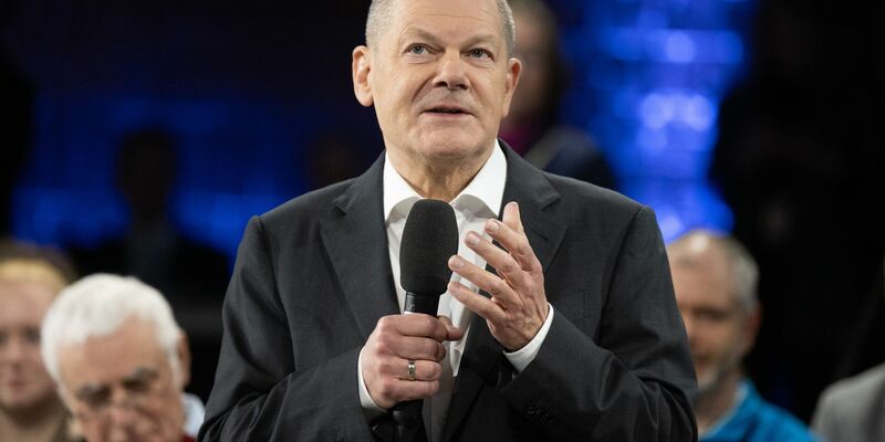 Die Entscheidung, Taurus-Marschflugkörper an die Ukraine zu liefern oder nicht, müsse man genau überdenken, sagt Olaf Scholz. - Foto: Sebastian Kahnert/dpa