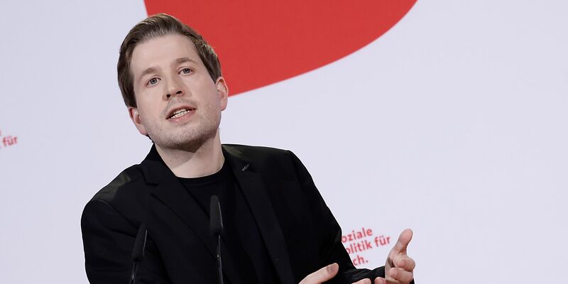 Hält an der Ampel fest: Kevin Kühnert. - Foto: Carsten Koall/dpa