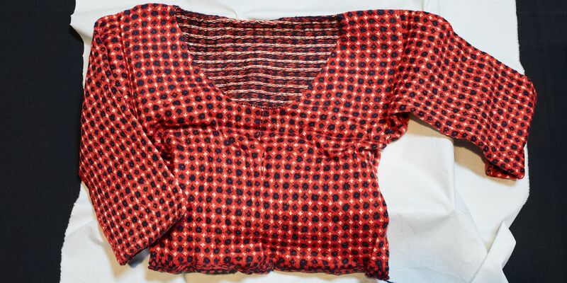 «Verpackt über Jahrhunderte»: In einem Paket wurde ein rot-blauer Strickpullover für eine Frau gefunden. - Foto: Maria Cardamone/Prize Papers Project, National Archives, ref. HCA 32/952, Images reproduced by permission of The National Archives, UK/dpa