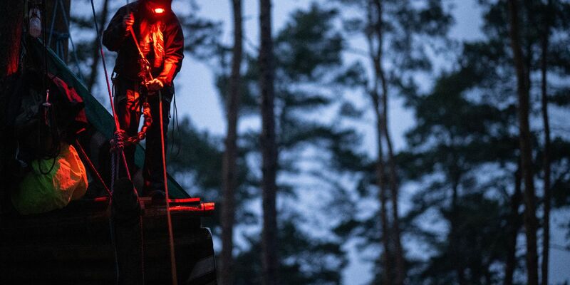 Etliche der Aktivisten waren auch schon bei Protestaktionen im Hambacher Forst oder im Braunkohle-Dorf Lützerath dabei. - Foto: Sebastian Gollnow/dpa