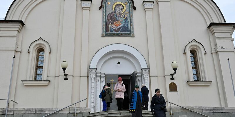 Polizisten stehen Wache auf dem Friedhof, wo Nawalny heute beerdigt werden soll. - Foto: Uncredited/AP/dpa