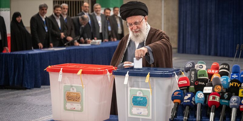 Irans Religionsführer Ajatollah Chamenei während seiner Stimmabgabe in Teheran. - Foto: Arne Bänsch/dpa