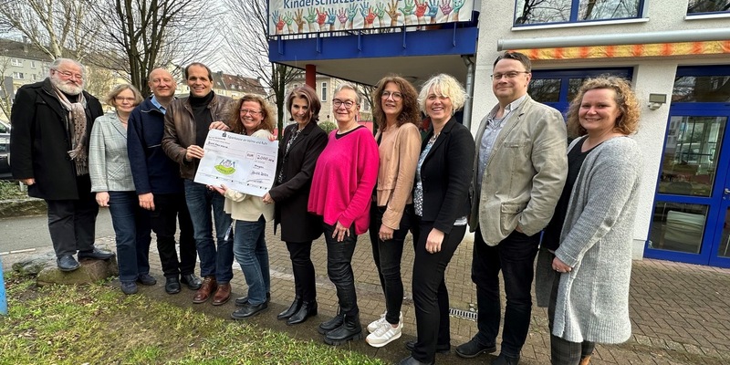 POL-HA: Spendenübergabe zugunsten der Aktion Suppenkasper des Kinderschutzbundes Hagen - Verein FUKS e.V. der Polizei Hagen überreicht symbolischen Spendenscheck über 2.000 Euro - Foto: presseportal.de