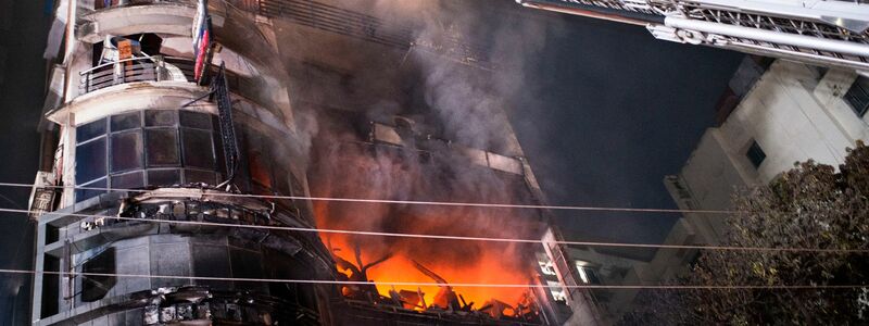Das Gebäude in Dhaka wurde durch das sich schnell ausbreitende Feuer für viele Einkäufer und Restaurantgäste zur Todesfalle. - Foto: Mahmud Hossain Opu/AP