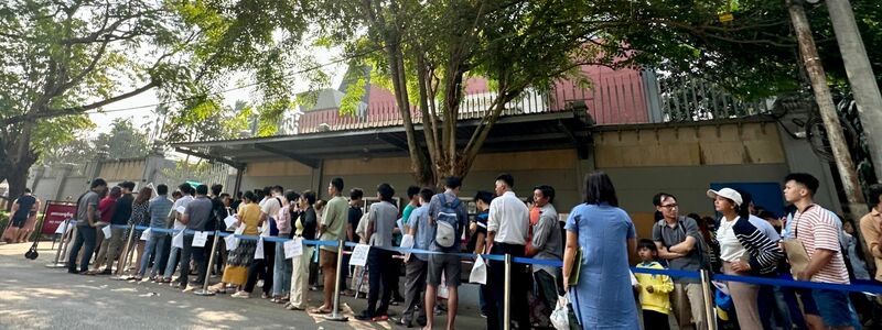 Menschen stehen vor der thailändischen Botschaft in Yangon in einer Schlange, um ein Visum zu erhalten. - Foto: Myo Myo/dpa