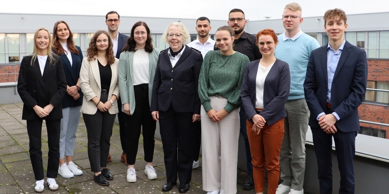 HZA-MS: Elf angehende Zöllnerinnen und Zöllner nehmen ihren Dienst im Hauptzollamt Münster auf / Zollverwaltung geht neuen Weg in der Nachwuchskräfteausbildung - Erster Bachelor-Durchlauf begonnen - Foto: presseportal.de