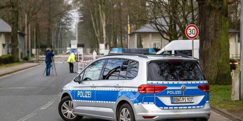 Die Polizei hat das Areal vor der Von-Düring-Kaserne abgesperrt. Ein Bundeswehrsoldat steht im Verdacht, vier Menschen in zwei niedersächsischen Gemeinden  erschossen zu haben. - Foto: Sina Schuldt/dpa