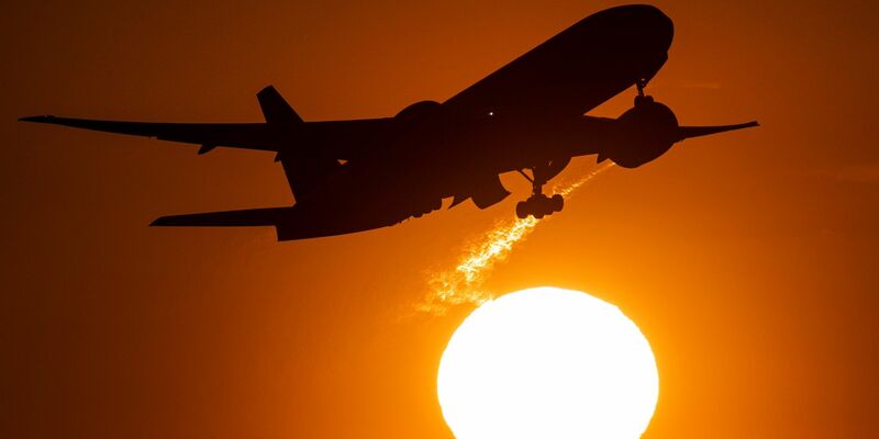 Ab in den Urlaub - viele reisen besonders gern mit dem Flieger. - Foto: Boris Roessler/dpa