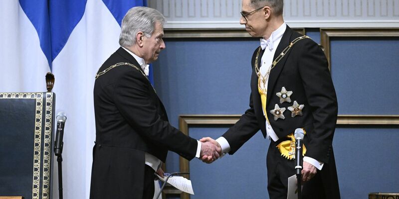 Der amtierende Präsident Sauli Niinistö (l.) begrüßt das neue Staatsoberhaupt Alexander Stubb. - Foto: Heikki Saukkomaa/Lehtikuva/dpa