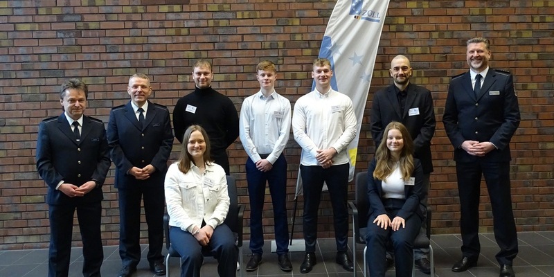 HZA-HST: Start des neuen Studiengangs beim Hauptzollamt Stralsund / Abschluss als Bachelor of Laws (LL.B.) befähigt die Absolventinnen und Absolventen für den gehobenen nichttechnischen Zolldienst - Foto: presseportal.de