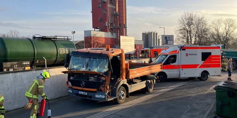 FW Hannover: Hannover-Misburg-Süd: Verkehrsunfall zwischen zwei LKW - Foto: presseportal.de