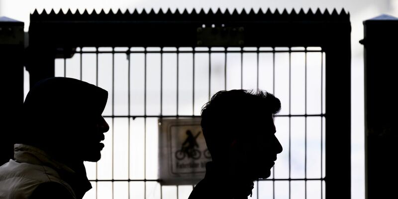 Der Landrat im Saale-Orla-Kreis fordert gesetzliche Änderungen zur Ausweitung der Jobpflicht für Flüchtlinge (Symbolbild). - Foto: Julian Stratenschulte/dpa