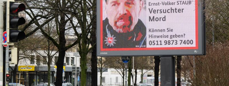Das Landeskriminalamt Niedersachsen fahndet auf einer digitalen Anzeigetafel in Hannover nach Ernst-Volker Staub. - Foto: Julian Stratenschulte/dpa