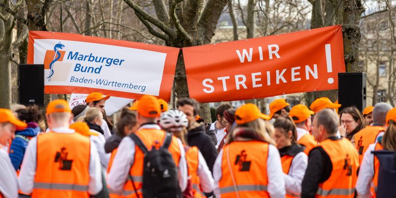 Ärztinnen und Ärzte bei einem Warnstreik Ende Januar in Freiburg. - Foto: Philipp von Ditfurth/dpa