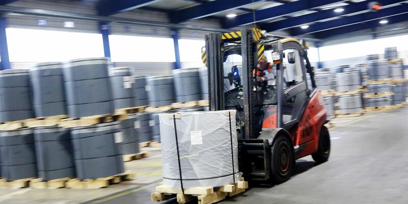 Auch in der Logistik werden Leiharbeiter eingesetzt. - Foto: Roland Weihrauch/dpa
