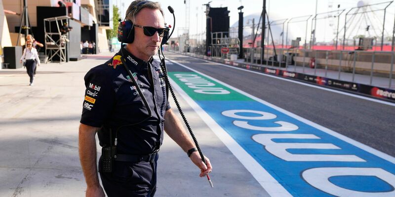 Red-Bull-Teamchef Christian Horner steht weiter unter Druck. - Foto: Darko Bandic/AP