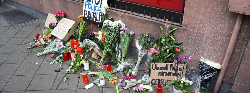 Gedenken am 3. Mai 2022 nach dem tödlichen Polizeieinsatz in Mannheim. - Foto: René Priebe/PR-Video/dpa