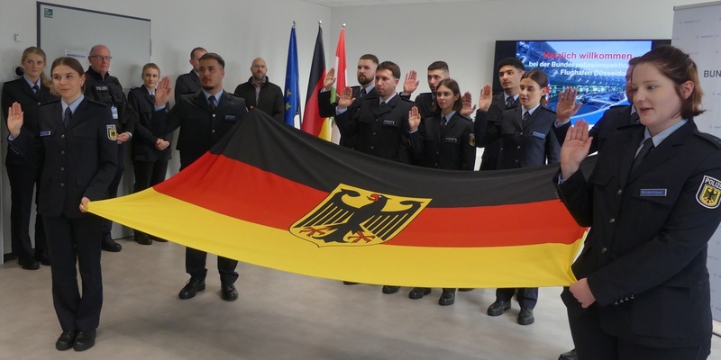 BPOL NRW: Vereidigung von 29 neuen Kolleginnen und Kollegen - Erfreulicher Personalzuwachs bei der Bundespolizei am Flughafen Düsseldorf - Foto: presseportal.de