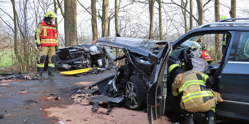 FW-SE: Schwerer Verkehrsunfall mit zwei eingeklemmten Personen - Foto: presseportal.de
