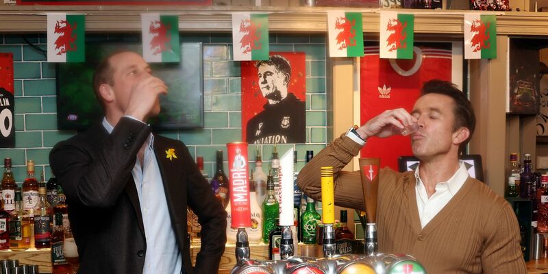 Prinz William (2.v.l) mit Rob McElhenney (2.v.r), Co-Eigentümer des Viertligisten AFC Wrexham, und den Spielern Ben Tozer (l) und Luke Young auf dem Spielfeld des Racecourse Ground, der Heimstätte von Wrexham AFC. - Foto: Chris Jackson/Pool Getty/AP/dpa