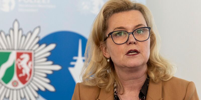 Die Düsseldorfer Polizeipräsidentin Miriam Brauns bei der Pressekonferenz zum Schlag gegen die kriminelle Handelsplattform «Crimemarket». - Foto: Christoph Reichwein/dpa