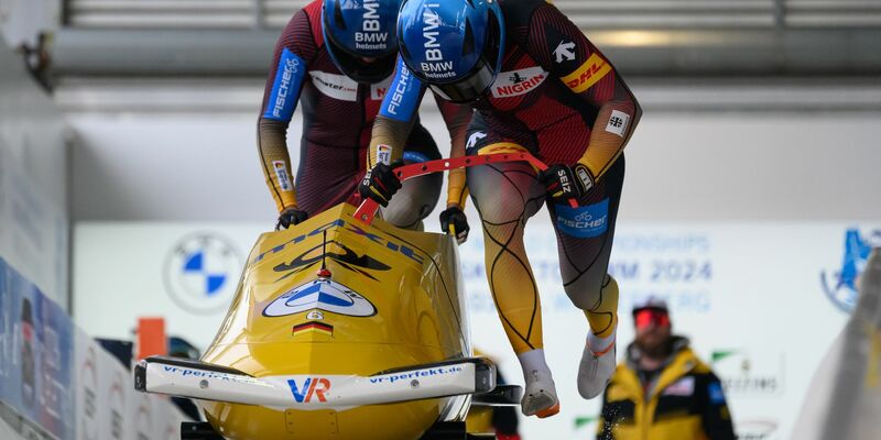 Lisa Buckwitz und Vanessa Mark liegen bei der WM in Winterberg auf Gold-Kurs. - Foto: Robert Michael/dpa