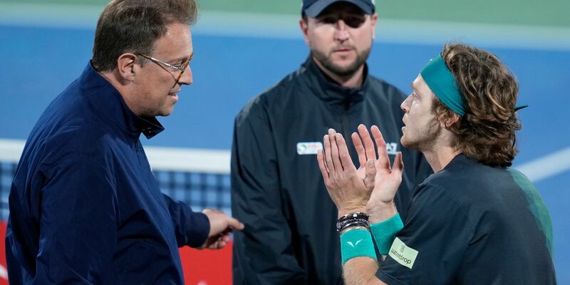 Wurde in Dubai disqualifiziert: Andrej Rubljow (r). - Foto: Kamran Jebreili/AP/dpa