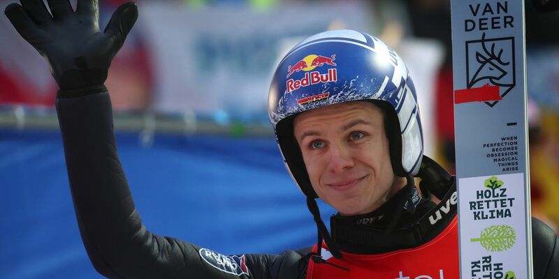 Andreas Wellinger rückte im Gesamtweltcup wieder näher an Rang eins heran. - Foto: Karl-Josef Hildenbrand/dpa/Archivbild
