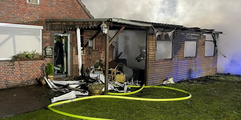 FW-LK Leer: Frau aus brennendem Haus gerettet - Ersthelfer erlitten selber Rauchvergiftungen - Vier verletzte nach Feuer in Holtland - Foto: presseportal.de