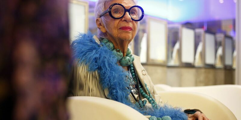 US-Designerin Iris Apfel verfolgt die Präsentation der Herbst/Winter-Kollektion vom Atelier Swarovski. - Foto: Thais Llorca/EFE/EPA/dpa
