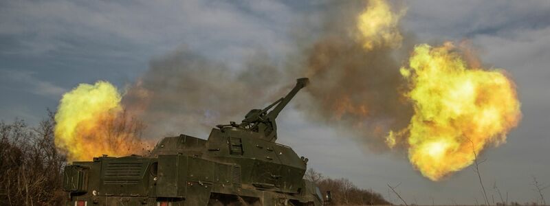 Die ukrainische 152-mm-Panzerhaubitze Dana feuert auf russische Stellungen in der Region Donezk. - Foto: Roman Chop/AP/dpa