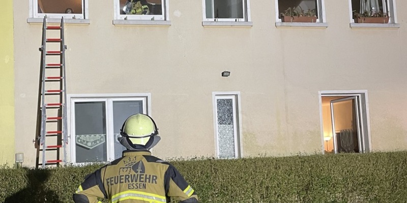FW-E: Kellerbrand in einem Mehrfamilienhaus - Treppenhaus stark verraucht - Foto: presseportal.de