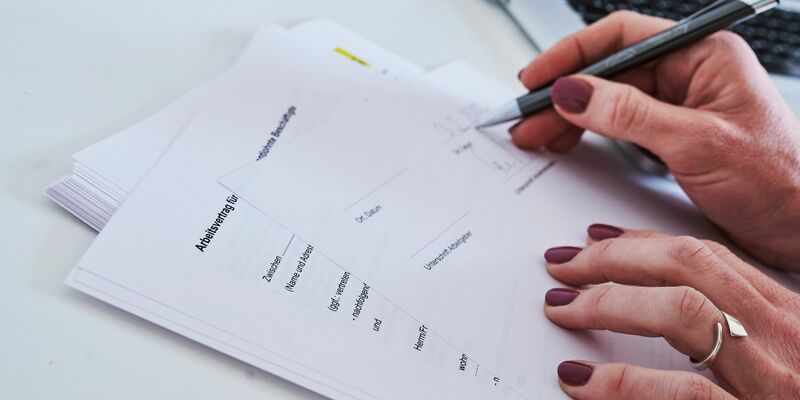 Dem Report zufolge denkt fast jede zweite Frau hierzulande, dass Männer bessere Karrierechancen haben. - Foto: Annette Riedl/dpa