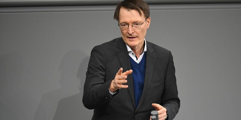 Gesundheitsminister Karl Lauterbach: «Es wäre albern zu sagen, wir bereiten uns nicht auf einen militärischen Konflikt vor, und dann wird er auch nicht kommen. Nach der Logik bräuchte man auch keine Bundeswehr. Nichtstun ist keine Option.» - Foto: Ann-Marie Utz/dpa