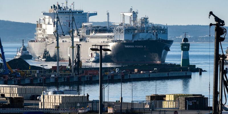 Ein LNG Tanker liegt mit einer Ladung LNG im Energie-Terminal. Auf der Insel Rügen kann Flüssigerdgas angelandet und nach der Umwandlung in Gas über eine Erdgas-Anbindungsleitung nach Lubmin in das deutsche Verteilnetz eingespeist werden. - Foto: Stefan Sauer/dpa