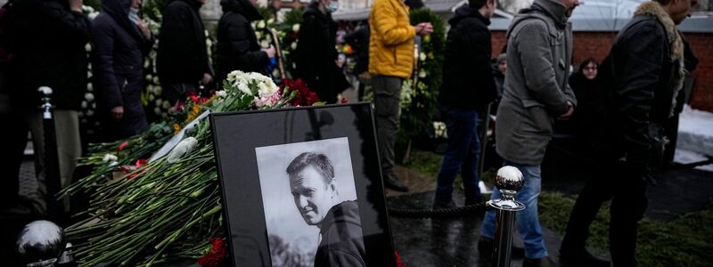 Unter starker Polizeipräsenz nahmen am Freitag Tausende von Menschen bei der Beerdigung von Alexej Nawalny in Moskau Abschied. - Foto: Uncredited/AP/dpa