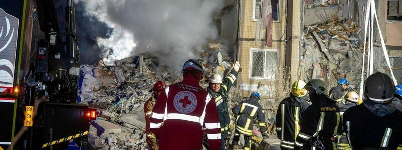 Rettungskräfte beseitigen die Trümmer eines zerstörten Mehrfamilienhauses nach einem russischen Angriff auf ein Wohnviertel in Odessa. - Foto: Ukrainian Emergency Service via /AP