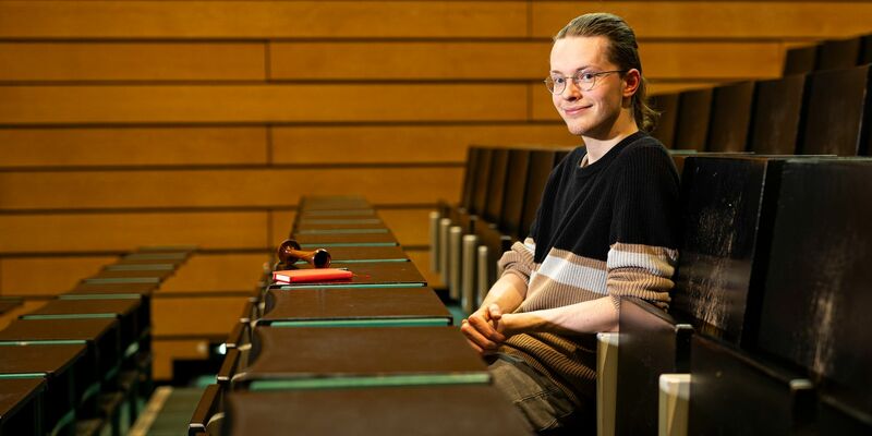 Gabriel Backer, Student der Hebammenwissenschaft an der Medizinischen Hochschule Hannover. Vor ihm liegt ein Pinard-Rohr zum Abhören von fetalen Herztönen. - Foto: Michael Matthey/dpa