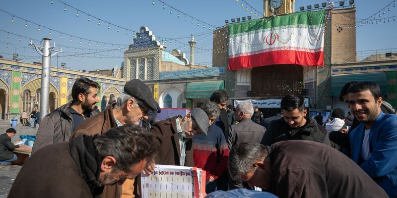 Rund 61 Millionen Menschen waren am Freitag im Iran dazu aufgerufen, ein neues Parlament und den Expertenrat, ein einflussreiches Gremium islamischer Geistlicher, zu wählen. - Foto: Arne Bänsch/dpa
