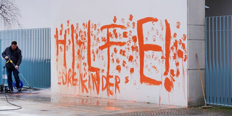 Aktivistinnen und Aktivisten fordern mit der Aktion die Bundesregierung dazu auf, sich der Verantwortung für die junge Generation im Hinblick auf den Klimawandel bewusst zu werden und «ihr endlich nachzukommen», heißt es in einer Mitteilung. - Foto: Annette Riedl/dpa