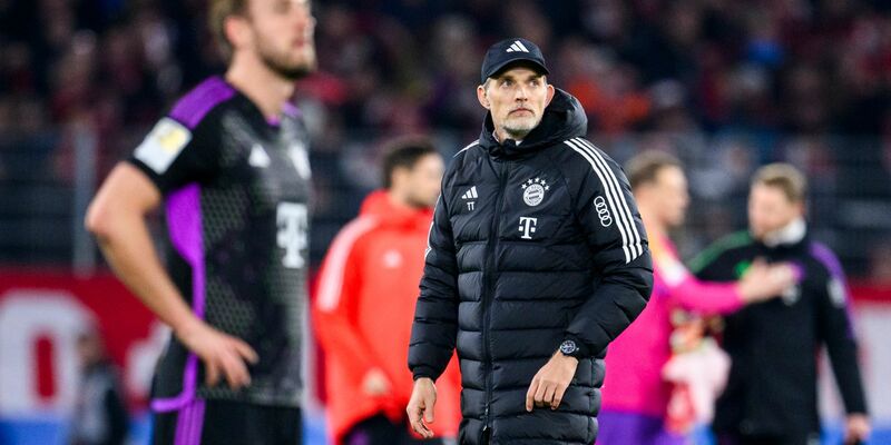 Bayern-Trainer Thomas Tuchel und Stürmerstar Harry Kane wirken nach dem Remis in Freiburg ratlos. - Foto: Tom Weller/dpa