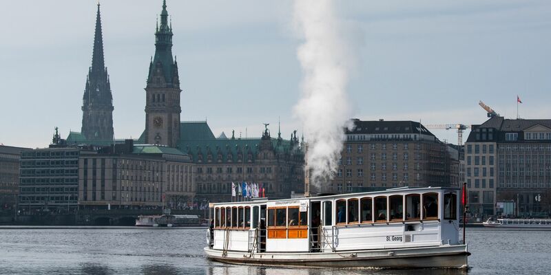 Das Alsterdampfschiff «St. Georg» fährt über die Hamburger Binnenalster. - Foto: Daniel Bockwoldt/dpa
