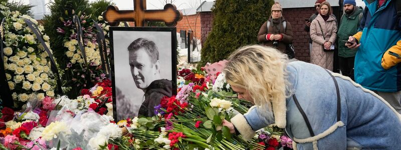 Eine Frau legt einen Tag nach der Beerdigung von Alexej Nawalny auf dem Borisowskoje-Friedhof Blumen am Grab ab. - Foto: Uncredited/AP