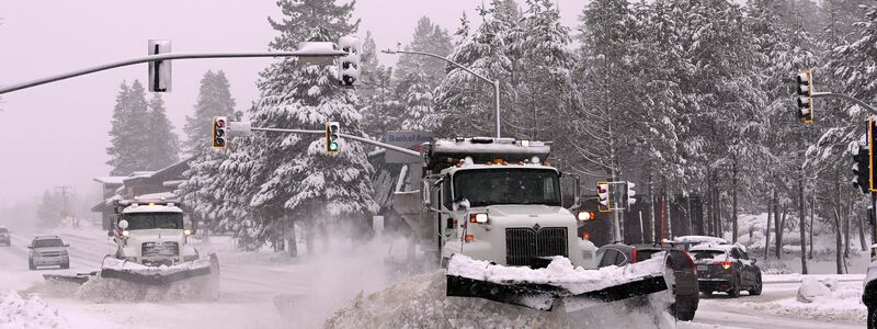 Die Donner Pass Road wird vom Schnee befreit. - Foto: Andy Barron/AP/dpa