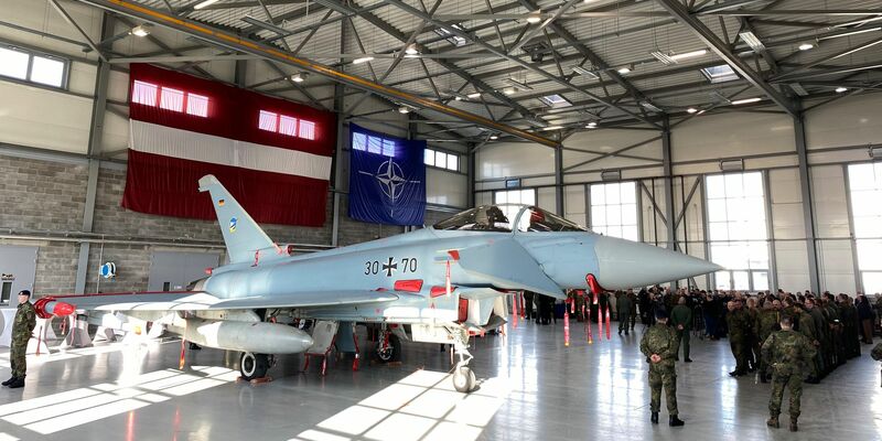 Luftwaffe in Lettland: Soldaten der Bundeswehr neben einem Eurofighter in Lielvarde. - Foto: Alexander Welscher/dpa