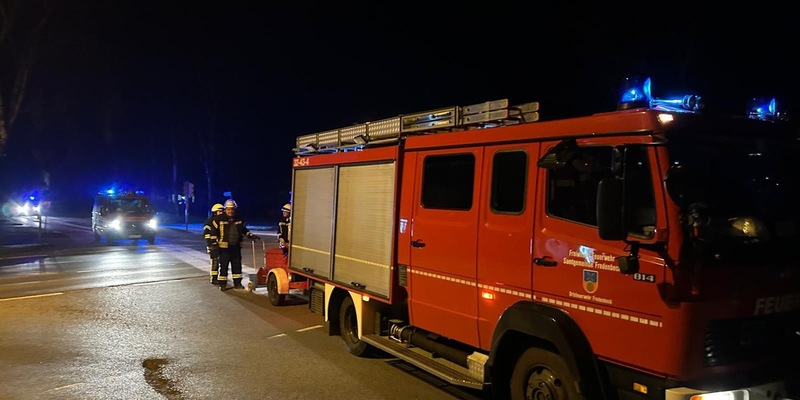 FFW Fredenbeck: 5km Ölspur nach Verkehrsunfall durch Feuerwehr abgestreut - Foto: presseportal.de