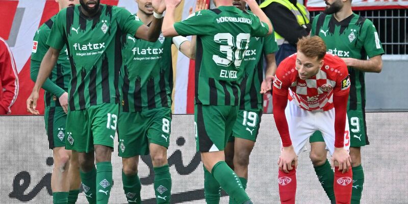 Gladbachs Mannschaft jubelt nach dem Tor zum 1:1. - Foto: Torsten Silz/dpa