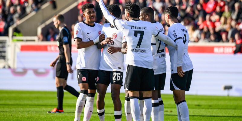 Eintracht Frankfurt profitierte beim Gastspiel in Heidenheim von einem kuriosen Eigentor der Gastgeber. - Foto: Tom Weller/dpa